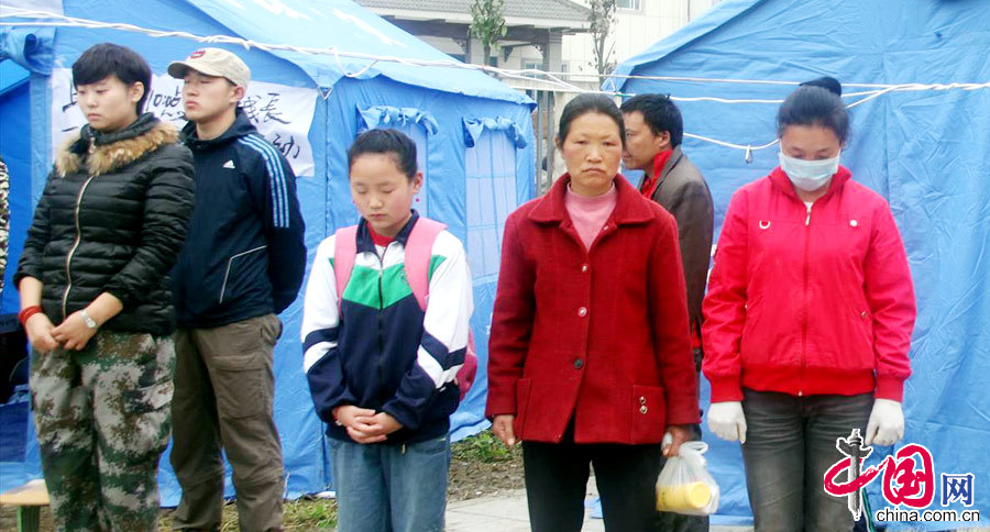Sichuan rinde homenaje a víctimas de seísmo en acto de luto público 3