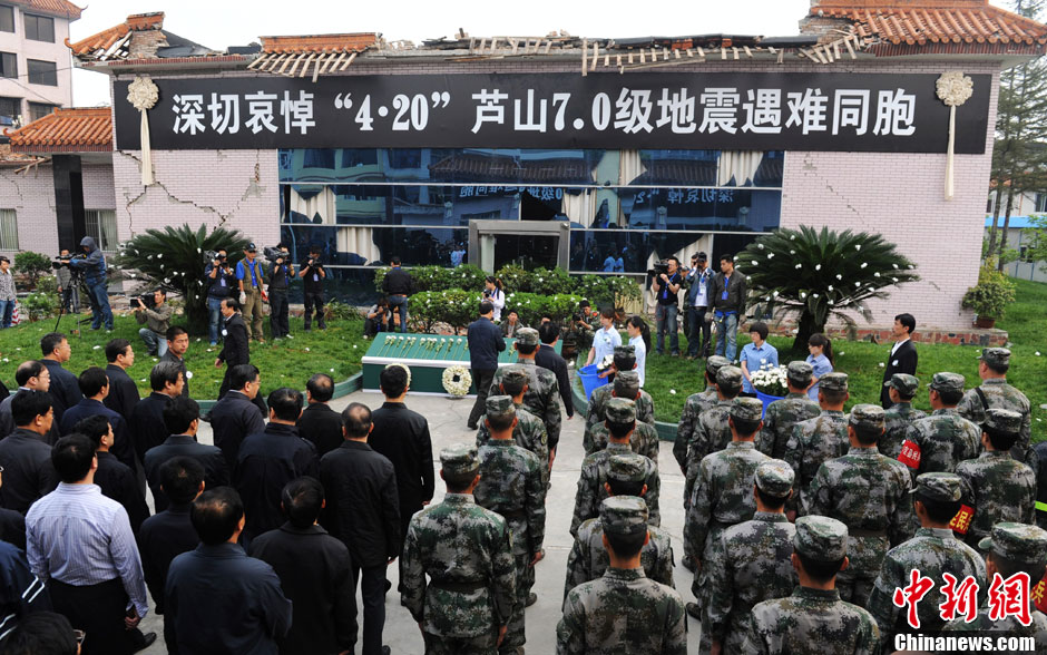 Condolencias populares a las víctimas del terremoto de Sichuan 9