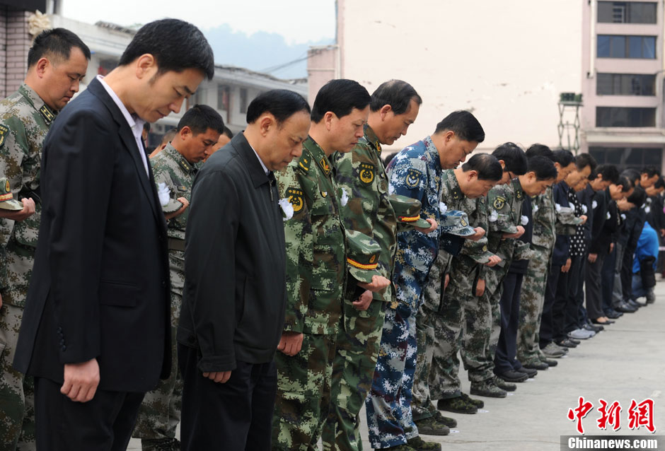 Condolencias populares a las víctimas del terremoto de Sichuan 10