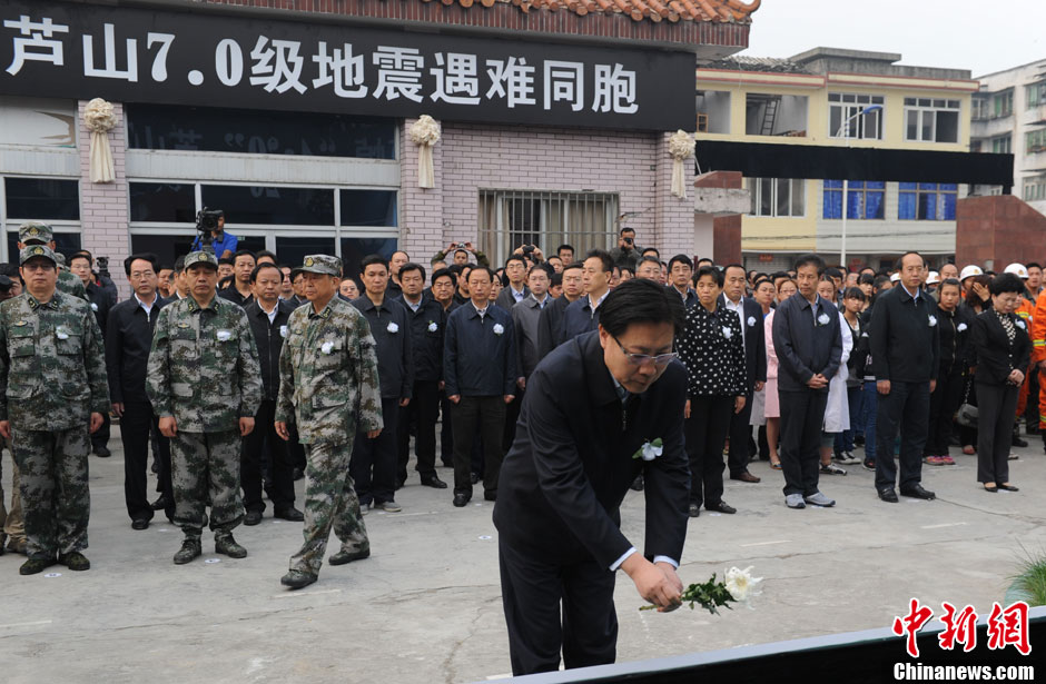 Condolencias populares a las víctimas del terremoto de Sichuan 11