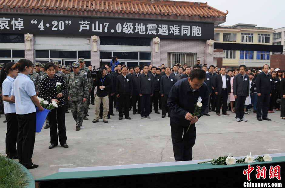 Condolencias populares a las víctimas del terremoto de Sichuan 12