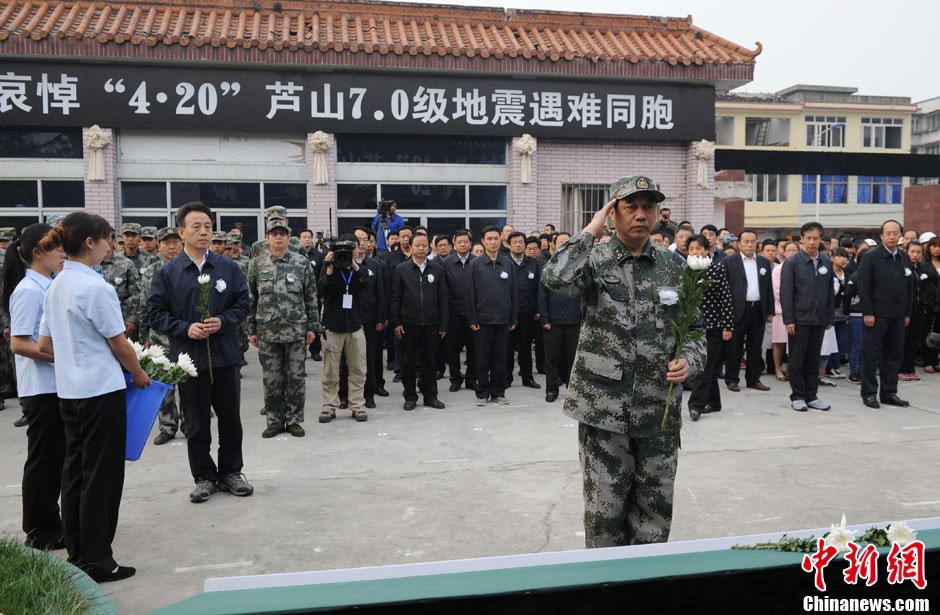 Condolencias populares a las víctimas del terremoto de Sichuan 13