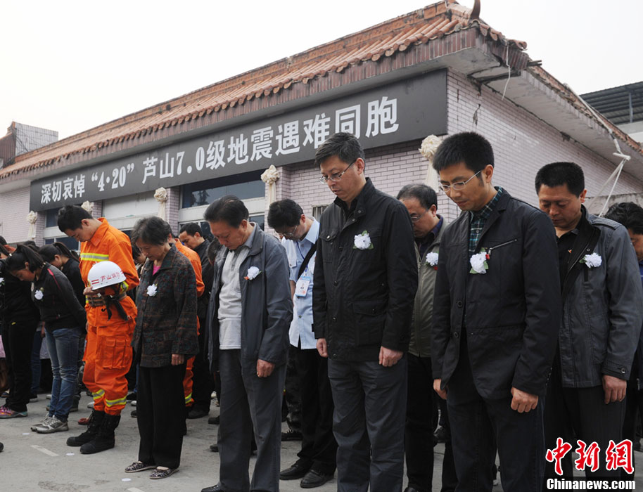 Condolencias populares a las víctimas del terremoto de Sichuan 15