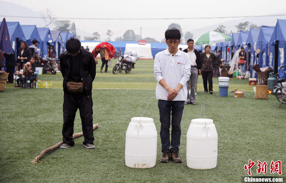 Condolencias populares a las víctimas del terremoto de Sichuan 16