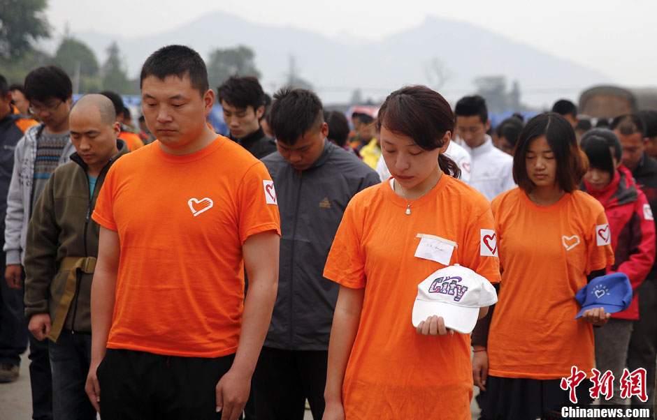 Condolencias populares a las víctimas del terremoto de Sichuan 17