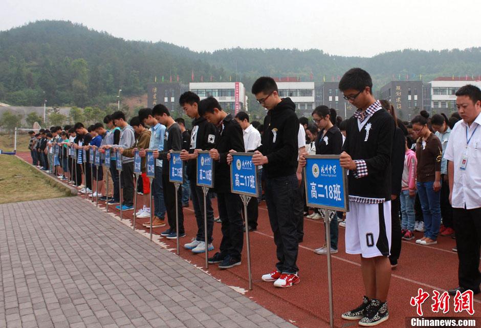 Condolencias populares a las víctimas del terremoto de Sichuan 22