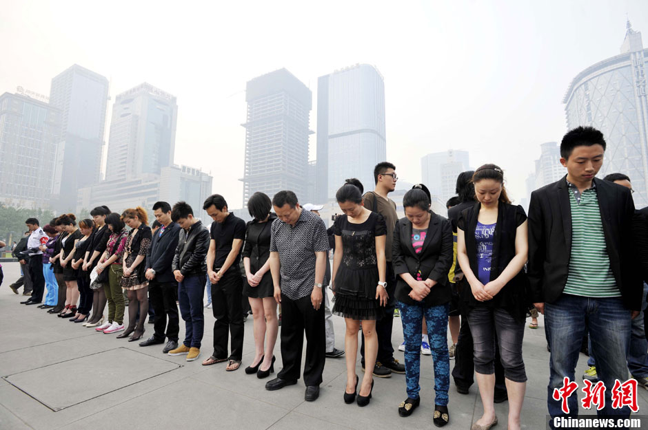 Condolencias populares a las víctimas del terremoto de Sichuan 25