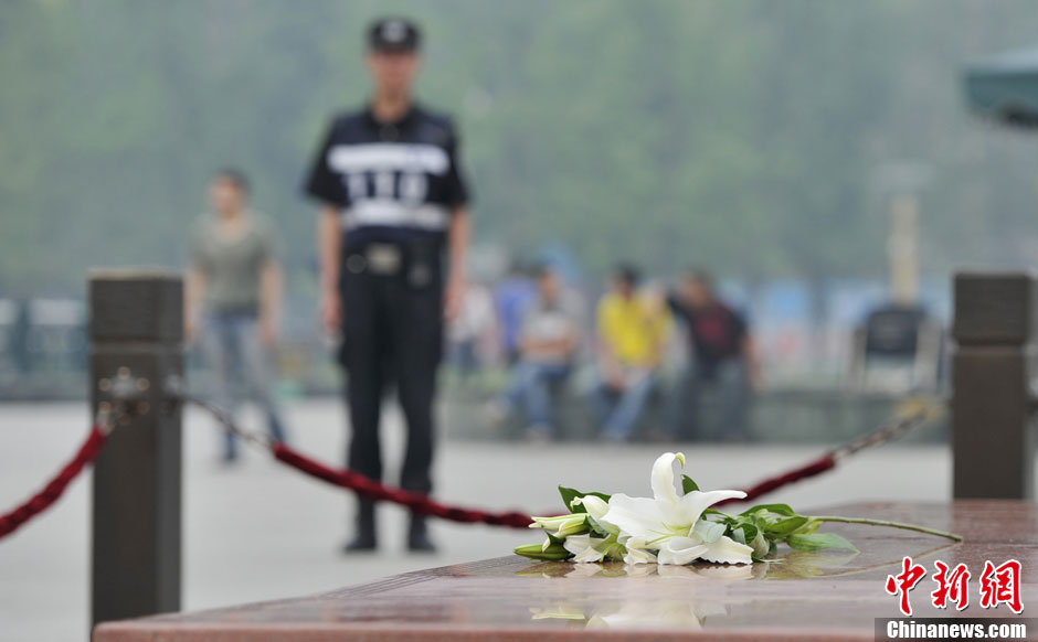 Condolencias populares a las víctimas del terremoto de Sichuan 27