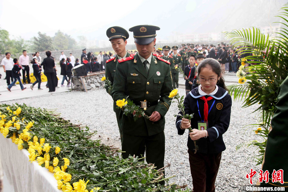 Condolencias populares a las víctimas del terremoto de Sichuan 30