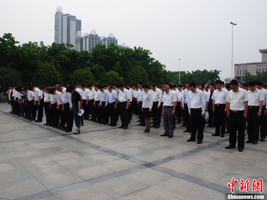 Condolencias populares a las víctimas del terremoto de Sichuan 31