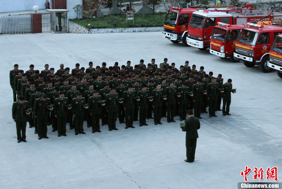 Condolencias populares a las víctimas del terremoto de Sichuan 33