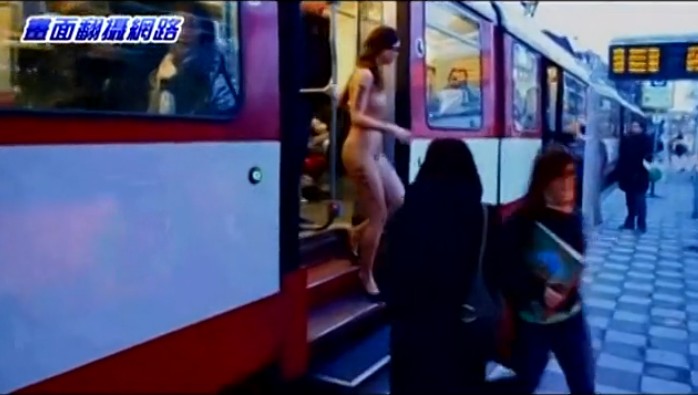 Una mujer totalmente desnuda en el metro de Alemania