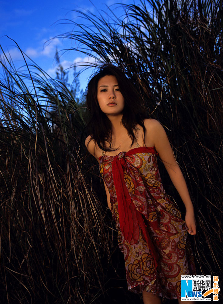 Actriz japonesa Mariko Abe en bikinis 3