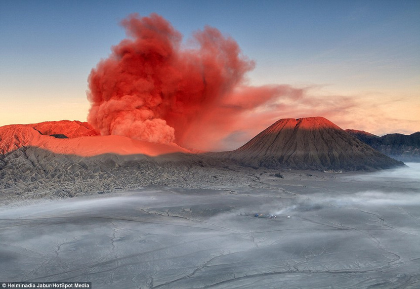 La mágica erupción del volcán Bromo en la provincia indonesia de Java 9