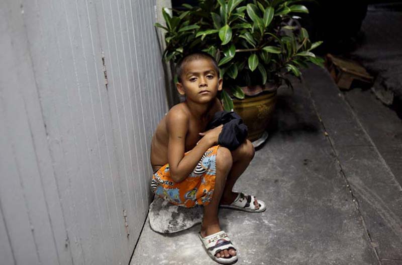 Niño de 13 años, cinco años de prostitución. Viene de Chiang Rai. Su madre murió de tuberculosis, y el padre es vendedor, el sueño suyo es convertirse en un mecánico.