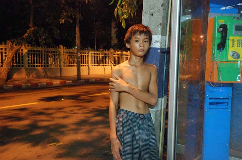 Niño de 15 años, cinco meses de prostitución. Viene de Trang. Sus padres pierden trabajos y el sueño suyo es convertirse en un soldado.