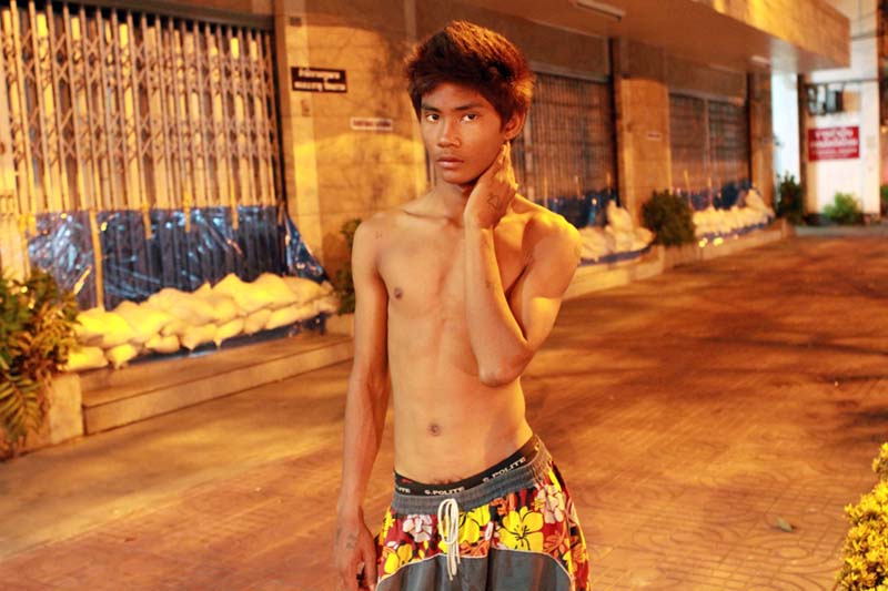 Chico de 17 años, seis años de prostitución. Viene de Bangkok. Sus padres se divorciaron y el sueño suyo es convertirse en un policía.