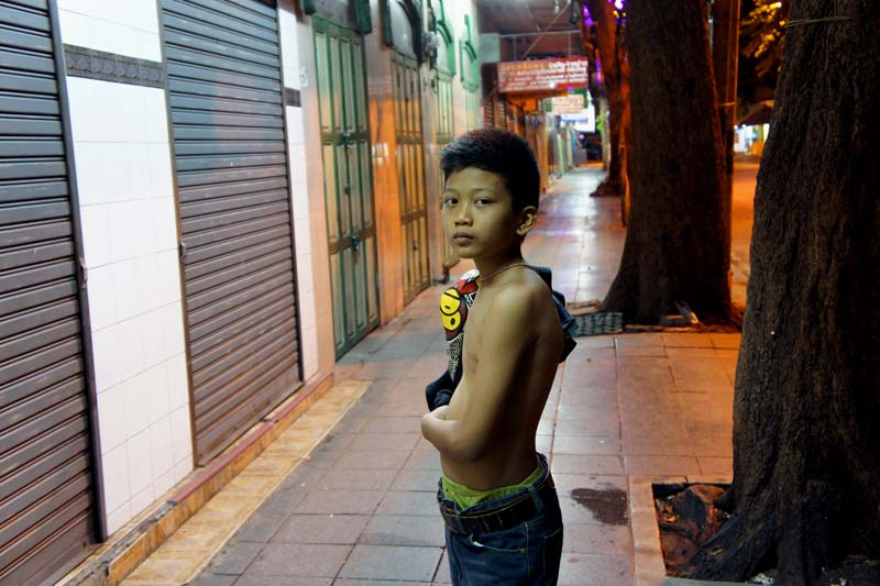Chico de 12 años, un año de prostitución. Viene de Nonthaburi. Sus padres viven sin trabajo y no tiene ningún sueño.