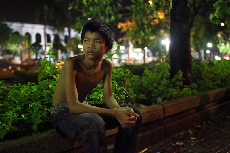 Chico de 15 años, cinco años de prostitución. Viene de Nakhon Ratchasima. Sus padres son vendedores y el sueño suyo es convertirse en un soldado.