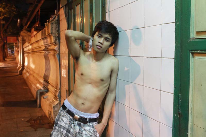 Chico de 17 años, tres años de prostitución. Viene de Bangkok. Sus padres son vendedores en una joyería. No tiene ningún sueño.