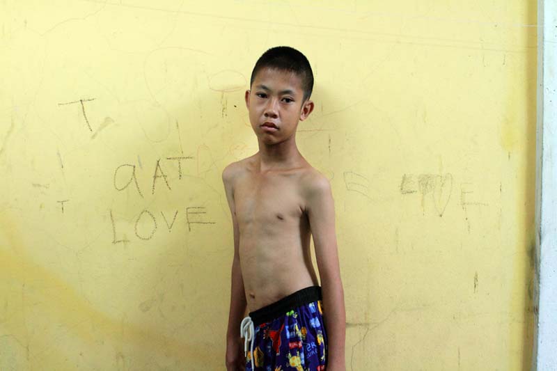 Chico de 14 años, dos semanas de prostitución. Viene de Pattaya. Sus padres trabajan en Singapur. No tiene ningún sueño.