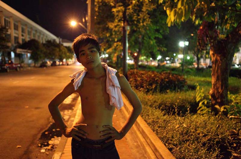 Chico de 14 años, una semana de prostitución. Viene de Bangkok. Pierden trabajos sus padres y el sueño suyo es convertirse en un bailador.
