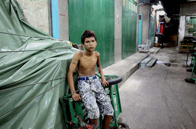 Chico de 15 años, un año de prostitución. Viene de Nonthaburi. Pierde trabajo su padre y murió su madre. El sueño suyo es convertirse en un policía.