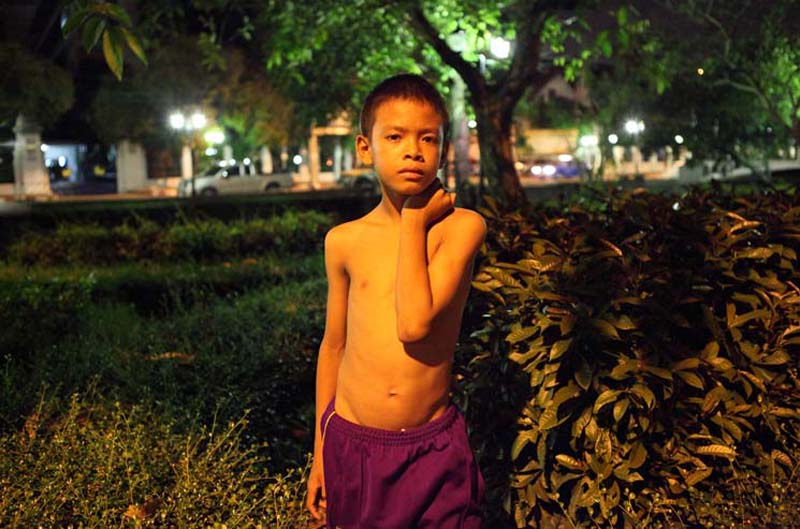 Niño de 10 años, tres días de prostitución. Viene de Bangkok. Se divorcieron sus padres y el sueño suyo es convertirse en un bailador.