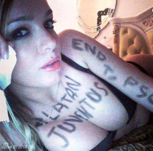 Chica francesa posa desnuda y enseña sus pechos para apoyar su equipo de fútbol