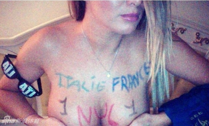 Chica francesa posa desnuda y enseña sus pechos para apoyar su equipo de fútbol