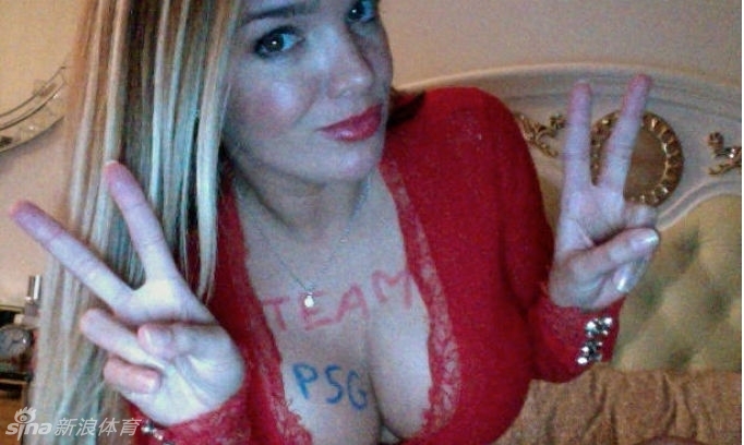 Chica francesa posa desnuda y enseña sus pechos para apoyar su equipo de fútbol