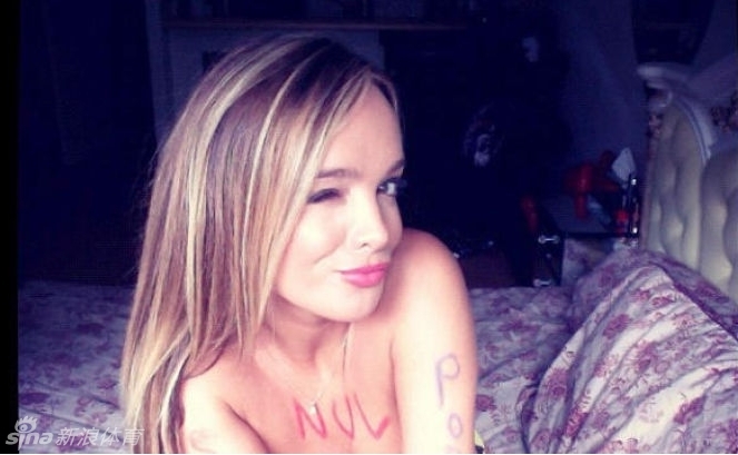 Chica francesa posa desnuda y enseña sus pechos para apoyar su equipo de fútbol