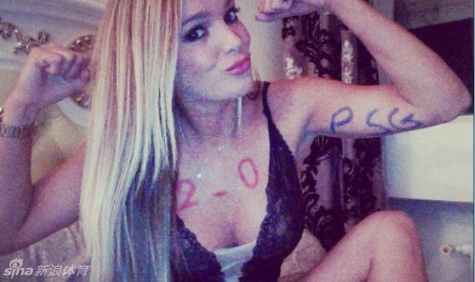 Chica francesa posa desnuda y enseña sus pechos para apoyar su equipo de fútbol