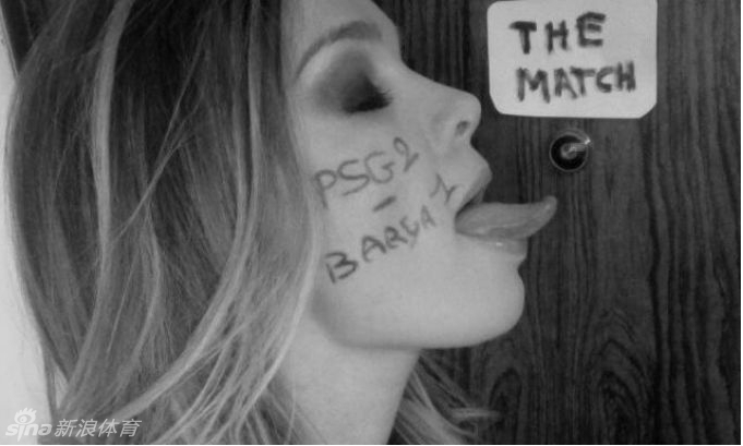 Chica francesa posa desnuda y enseña sus pechos para apoyar su equipo de fútbol