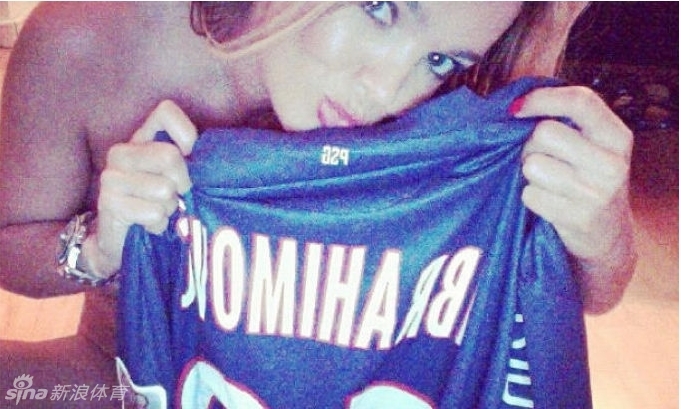 Chica francesa posa desnuda y enseña sus pechos para apoyar su equipo de fútbol