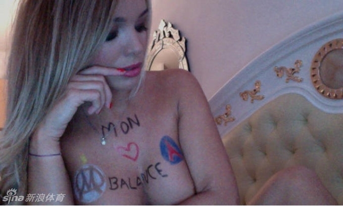 Chica francesa posa desnuda y enseña sus pechos para apoyar su equipo de fútbol
