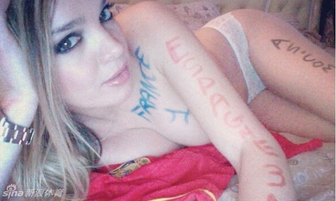 Chica francesa posa desnuda y enseña sus pechos para apoyar su equipo de fútbol