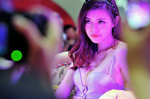 Las modelos chinas posa sexy en ropa interior muy atrevida 