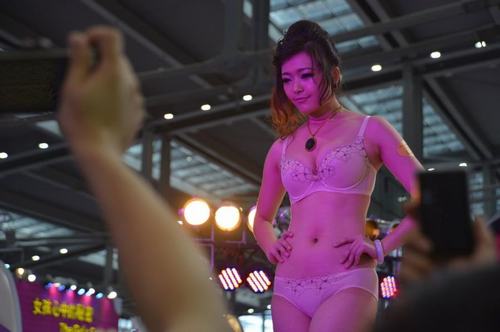Las modelos chinas posa sexy en ropa interior muy atrevida 