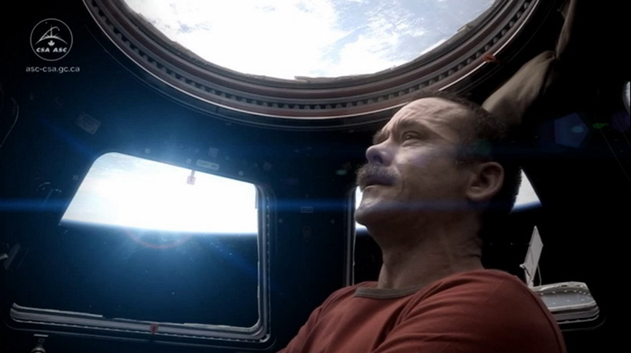 El astronauta Chris Hadfield se despide del espacio con una canción de David Bowie 1