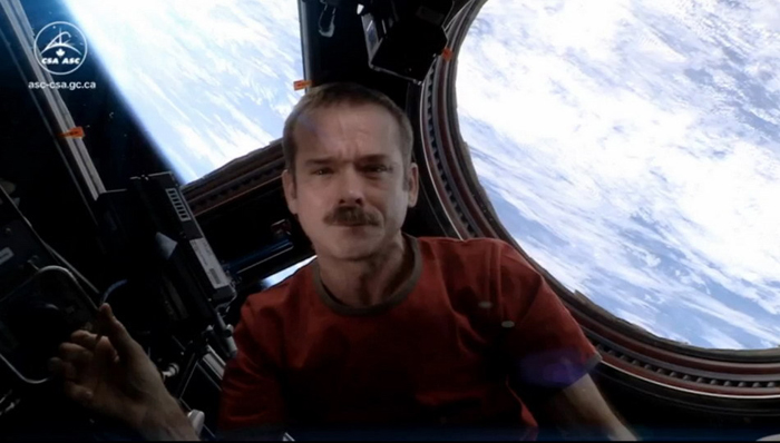  El astronauta Chris Hadfield se despide del espacio con una canción de David Bowie 2