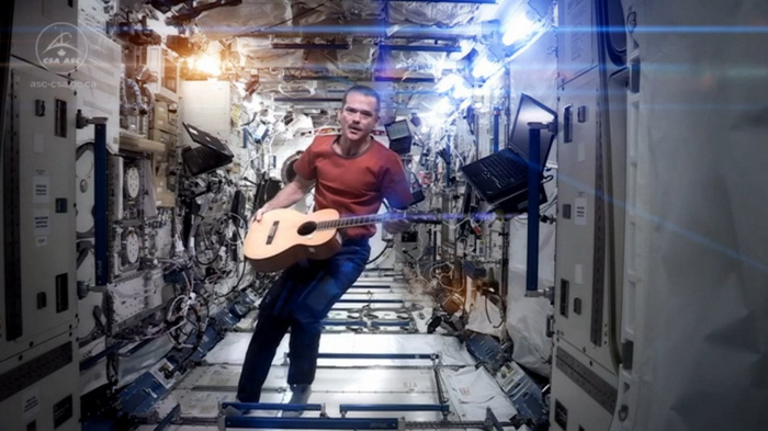 El astronauta Chris Hadfield se despide del espacio con una canción de David Bowie 3