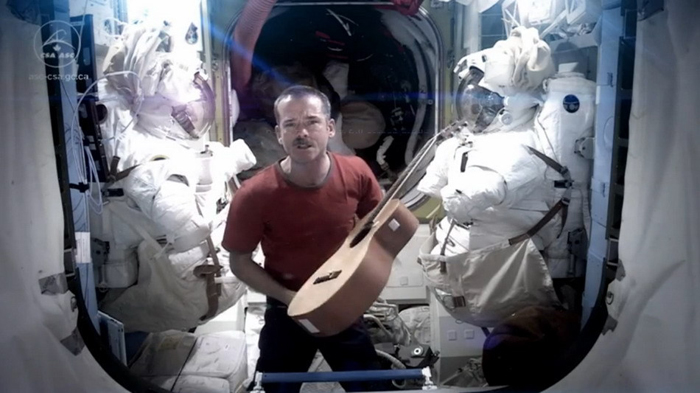 El astronauta Chris Hadfield se despide del espacio con una canción de David Bowie 4