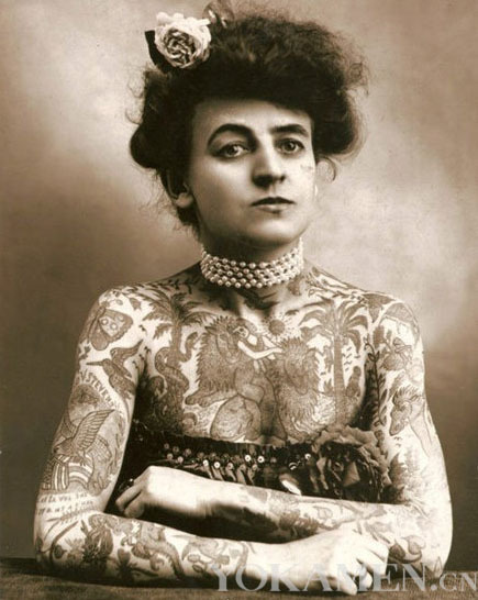 Fotografías antiguas: las primeras fotos de una mujer con tatuajes de la historia
