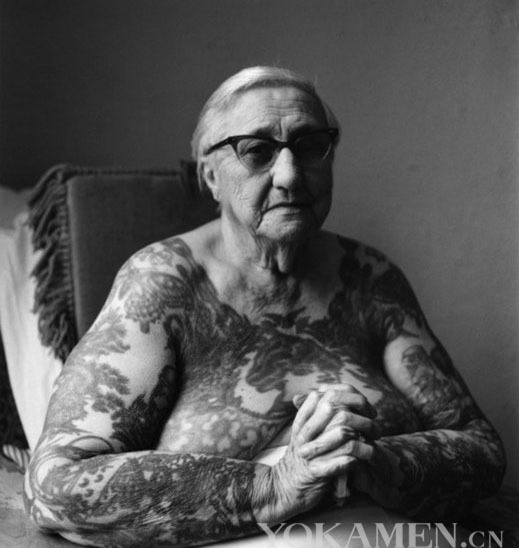 Fotograf'ías antiguas: las primeras fotos de una mujer con tatuajes de la historia