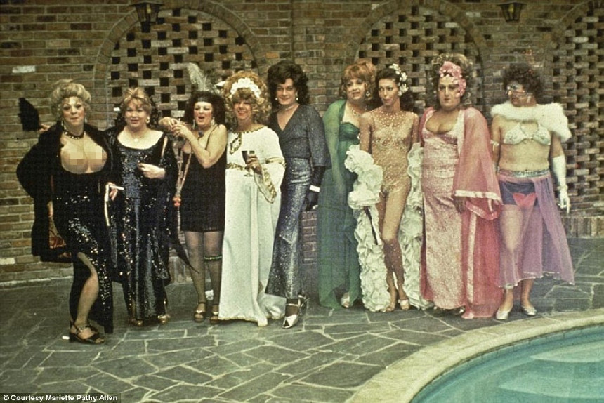 En 1978 Allen tomó una foto para los transexuales en Nueva Orleans. En 1978 Allen tomó una foto para los transexuales en Nueva Orleans.