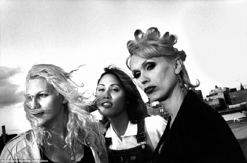 La foto muestra la gente de travestí hace 30 años. La foto muestra la gente de travestí hace 30 años.