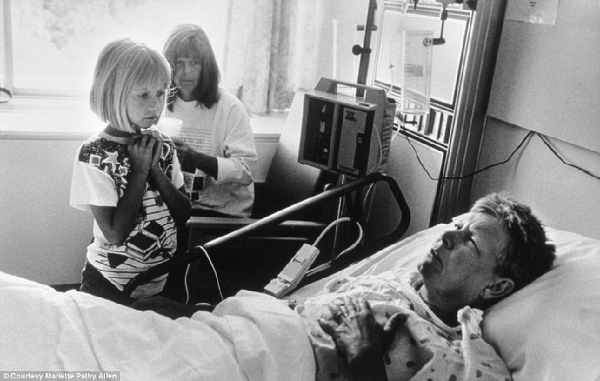 El transexual Tony estuvo con su esposa y su hijastra después de recibir una operación de pechos. El transexual Tony estuvo con su esposa y su hijastra después de recibir una operación de pechos.