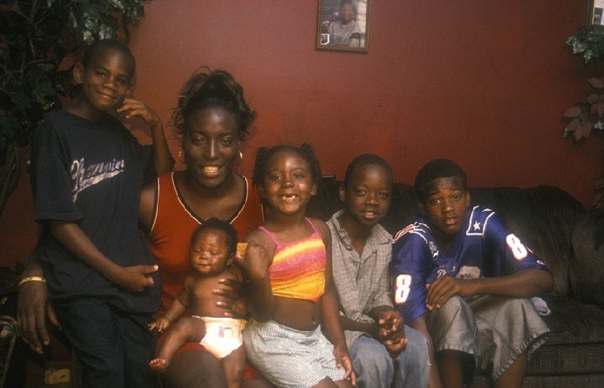 Inkera, travestí de mujer y los cincos niños de su tía en Schenectady, EE.UU. Inkera, travestí de mujer y los cincos niños de su tía en Schenectady, EE.UU.