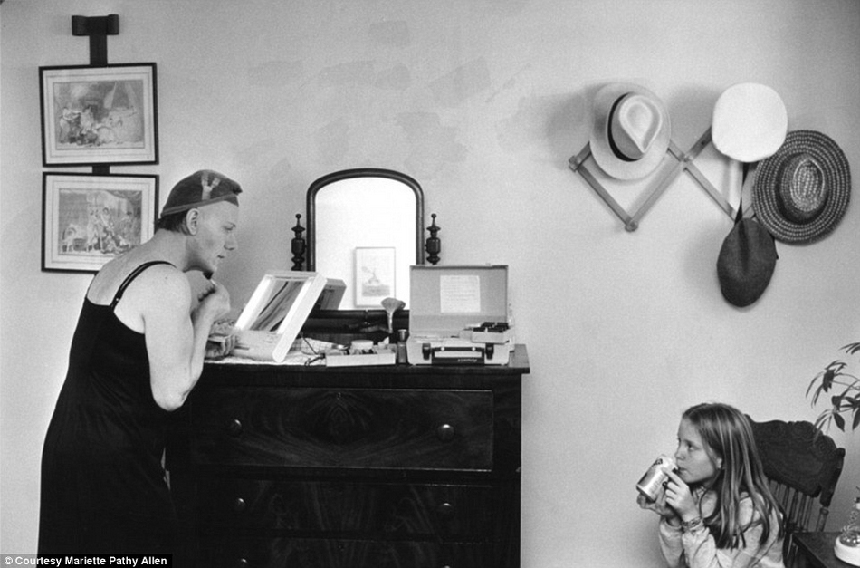 La niña Rachel estaba mirando a su padre que estaban maquillandose. La niña Rachel estaba mirando a su padre que estaban maquillandose.